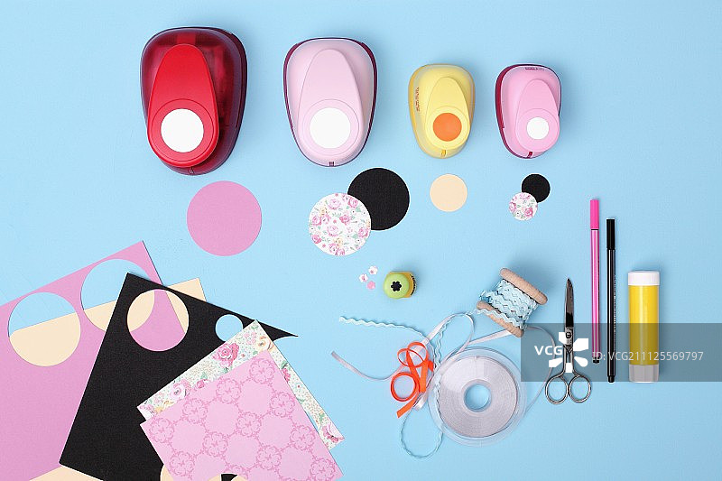 制作日式小芥子吊坠的手工材料（纸、笔、胶水、丝带和图案冲头）图片素材