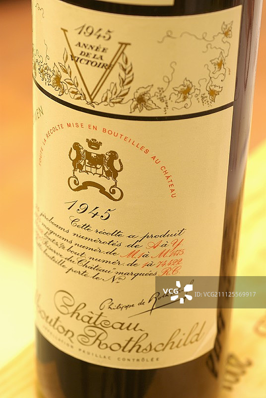 1945年木桐酒庄葡萄酒瓶图片素材