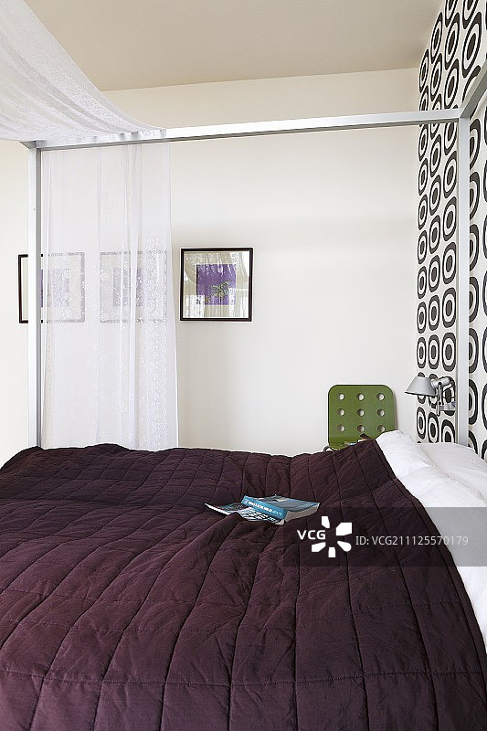 现代金属框架四柱床图片素材