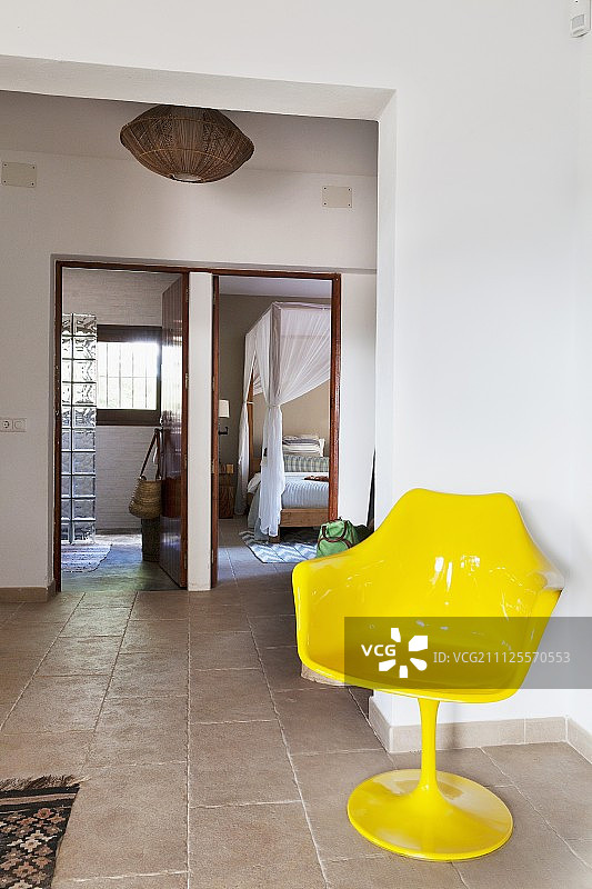 门厅的黄色郁金香椅，背景是浴室和卧室图片素材