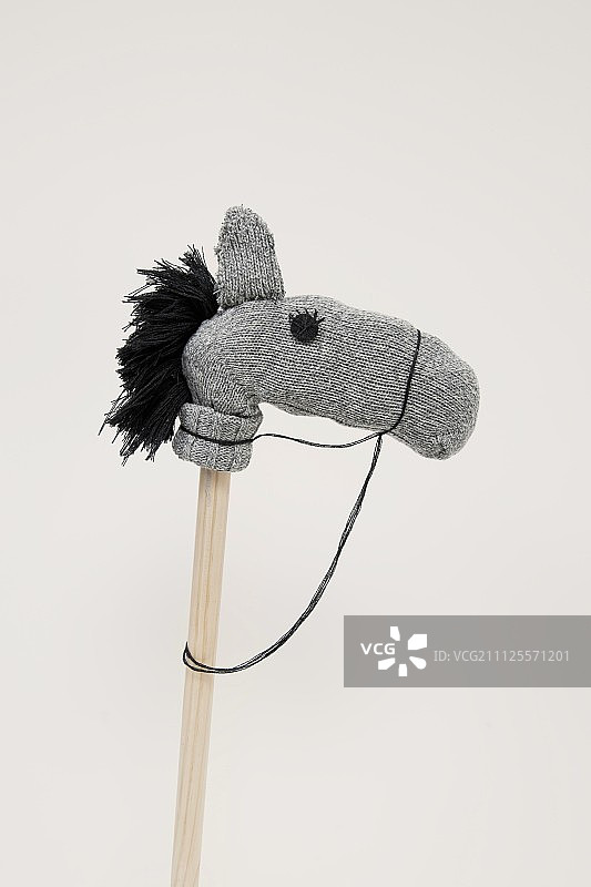 用灰色羊毛袜和黑色羊毛鬃毛制成的玩具马图片素材