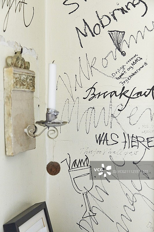 白色墙壁和烛台上的涂鸦与绘画图片素材