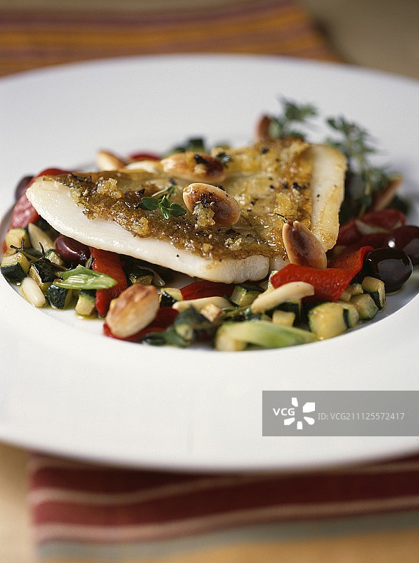 香煎圣彼得鱼片蔬菜配杏仁和橄榄图片素材