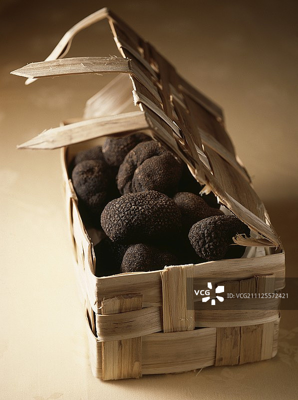 一盒黑松露图片素材