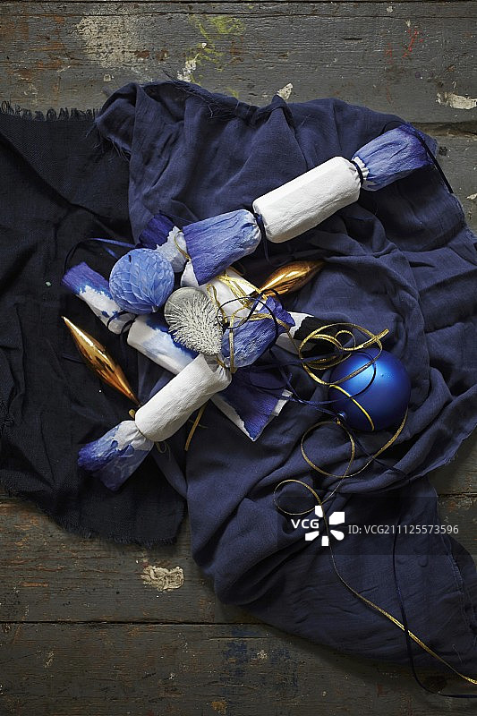 手工染色纸制作的圣诞拉炮图片素材