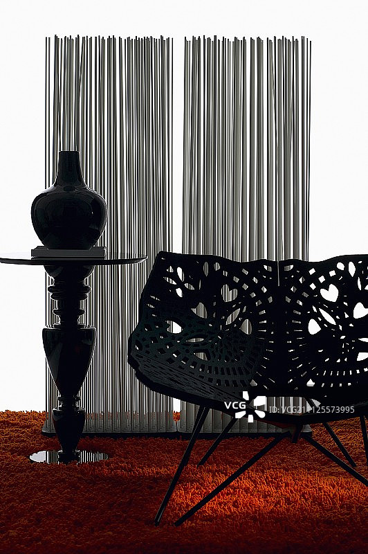 带穿孔花卉图案的塑料外壳椅子和带橙色长绒地毯的基座图片素材