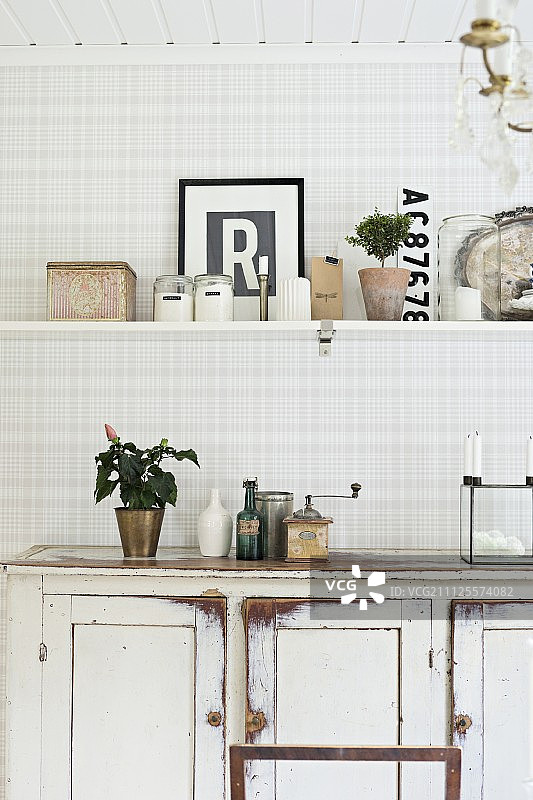 灰白色格子墙上的旧式别致白色梳妆台和厨房搁板图片素材