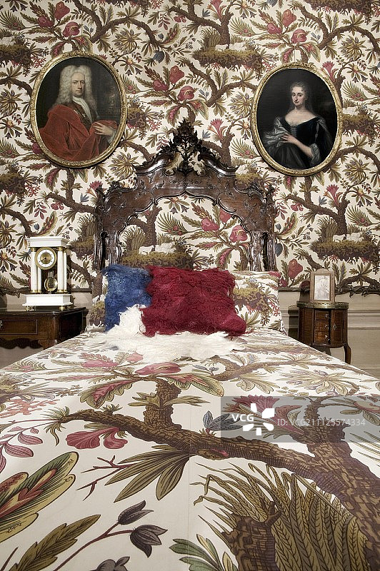 与花卉图案和椭圆形历史画像相匹配的卧室床品图片素材