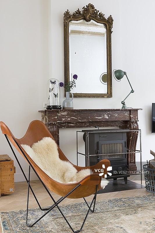 壁炉前的皮革蝴蝶椅和羊皮毯图片素材