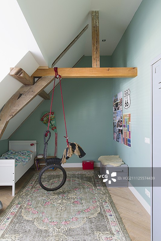 儿童卧室：轮胎改造的摇摇马图片素材