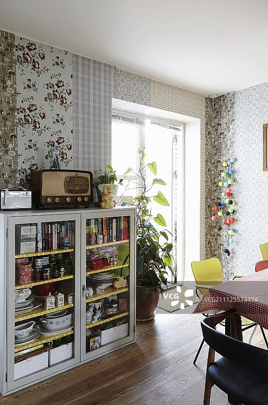 餐厅内阳台门旁的玻璃柜图片素材