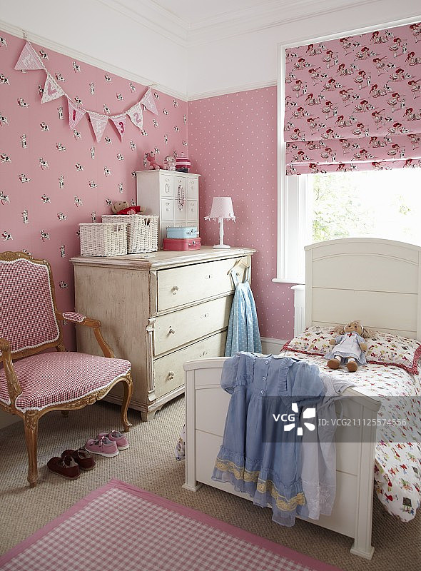 粉色壁纸女孩卧室乡村风格家具扶手椅图片素材