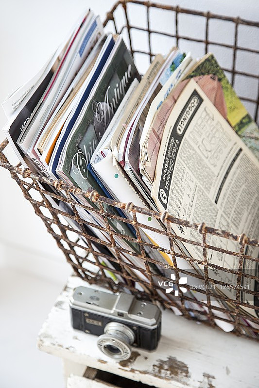 复古金属丝篮子里的杂志图片素材