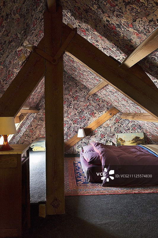 带有威廉·莫里斯壁纸的阁楼卧室图片素材
