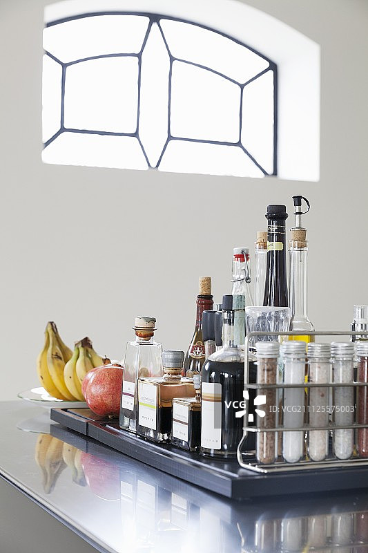 装有香料和调味品的托盘，背景是新艺术风格的窗户图片素材