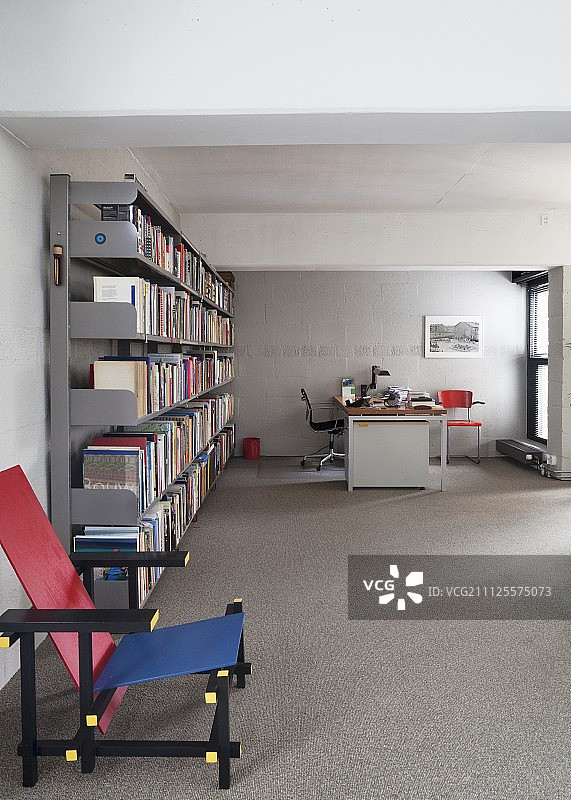 背景中的设计师椅、简约金属架和桌子图片素材