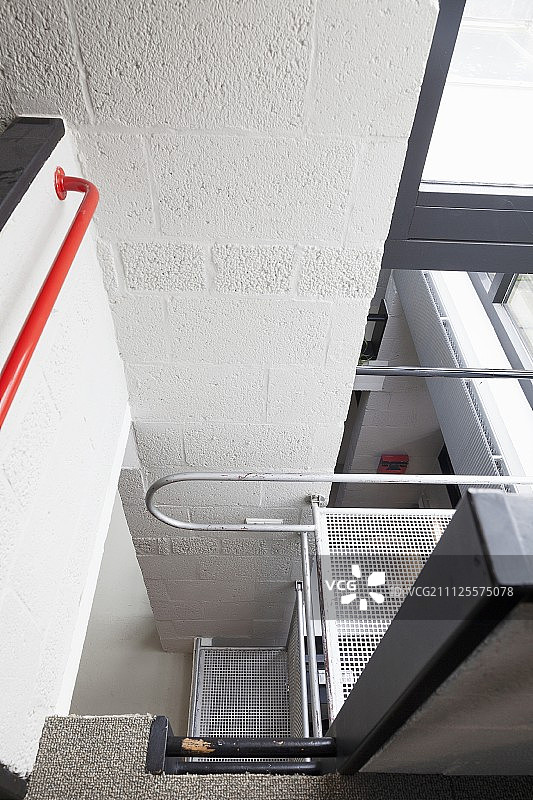 从上方俯视，红色护栏位于井状结构的内部一侧图片素材