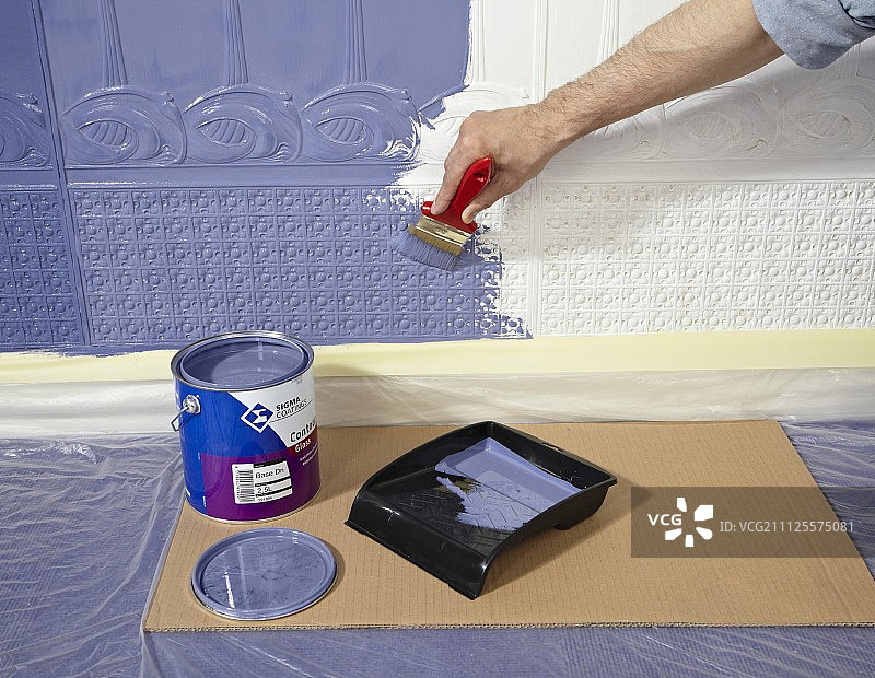 用蓝色油漆涂刷Lincrusta墙纸（结构化亚麻油墙纸）图片素材