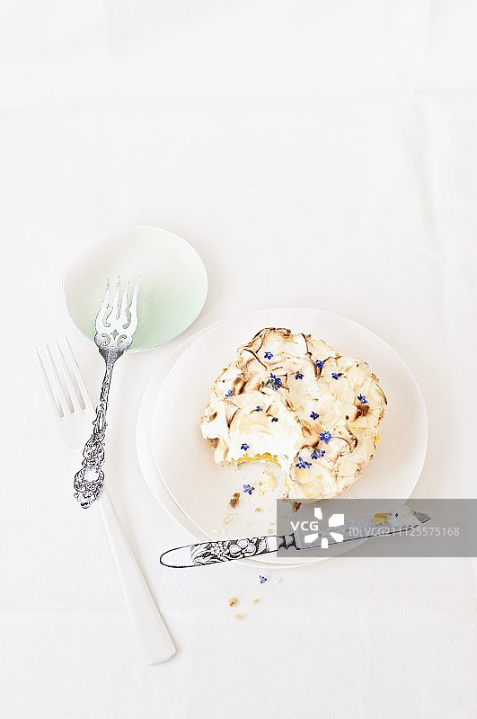 点缀勿忘我小花的柠檬蛋糕图片素材