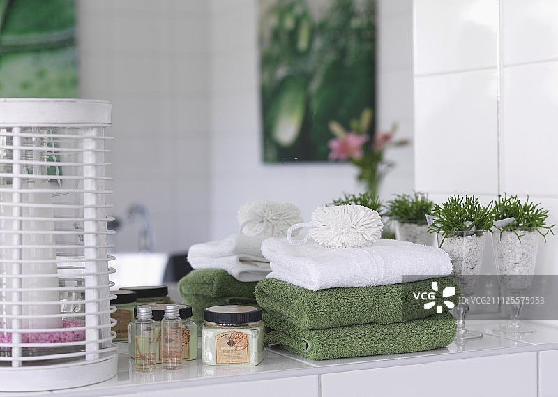 镜子旁架子上的毛巾和洗漱用品图片素材