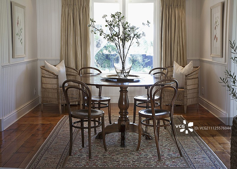 传统风格客厅的圆形桌子旁的Thonet咖啡馆椅子图片素材