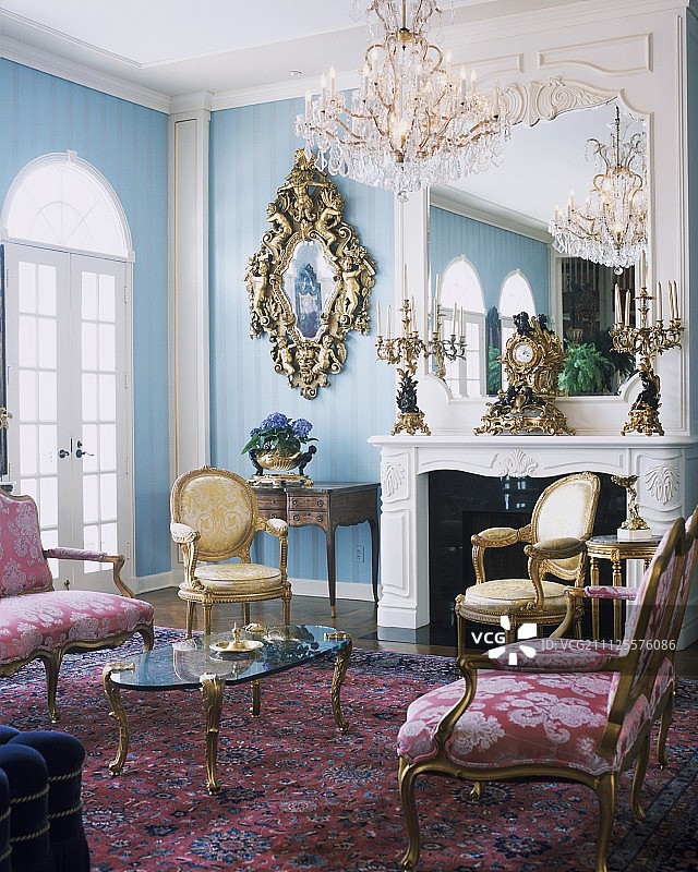 檀香山住宅内，带有路易十六古董家具的洛可可风格客厅图片素材