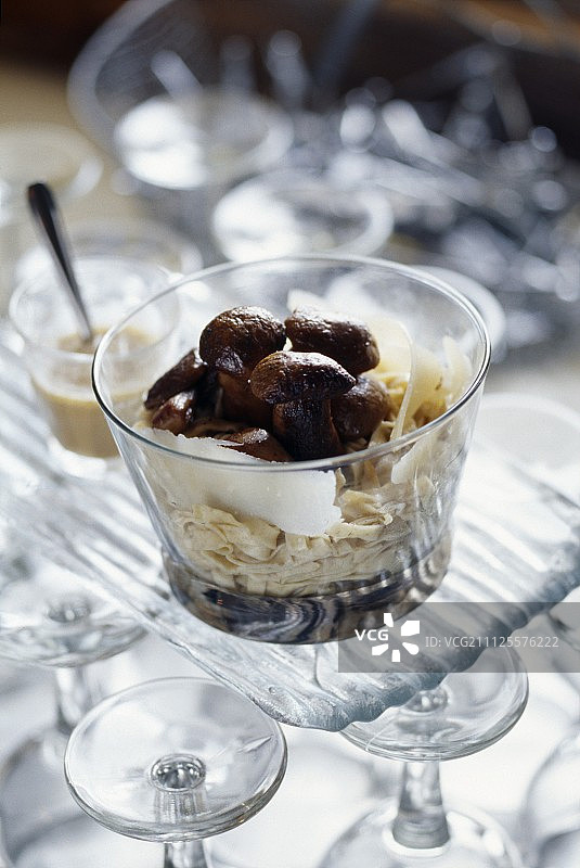 蘑菇斯佩尔特小麦宽面条图片素材