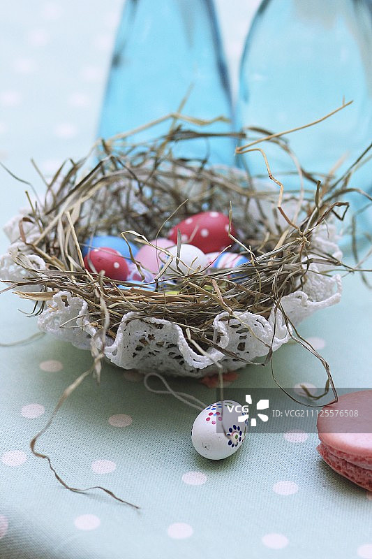 复活节鸟巢里的彩绘装饰彩蛋图片素材