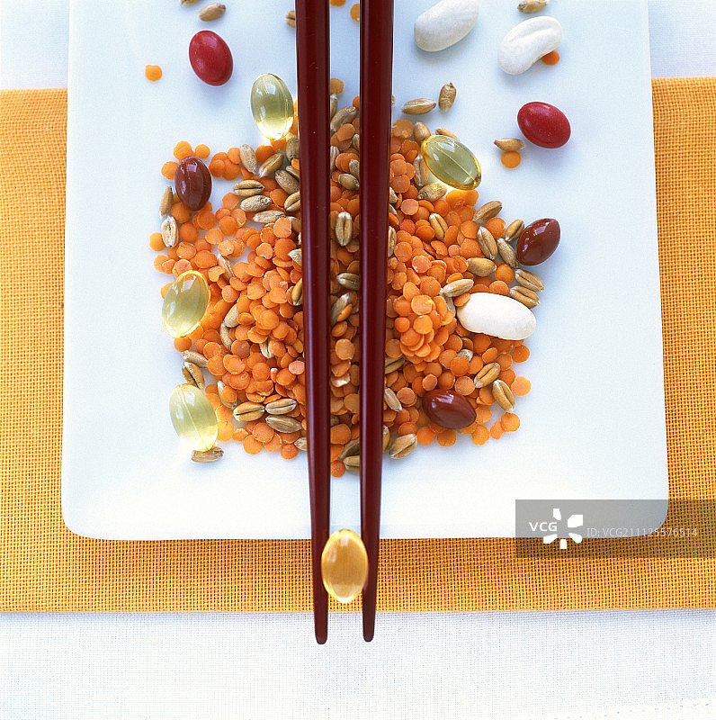 成堆的橙色小扁豆和食品补充剂图片素材