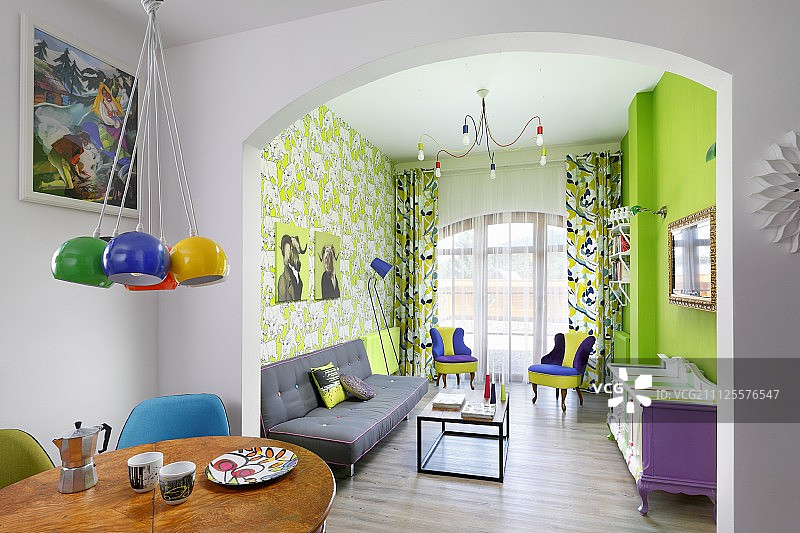 霓虹绿墙和复古图案壁纸的彩色起居区图片素材