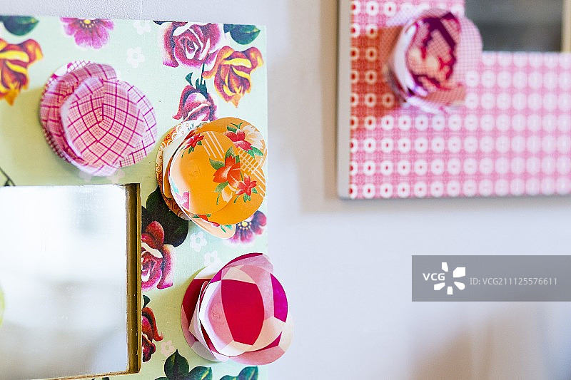装饰有花纸和手工花的镜子细节图片素材
