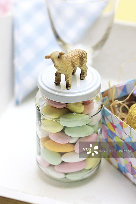 复活节糖渍杏仁与小羊装饰罐图片素材