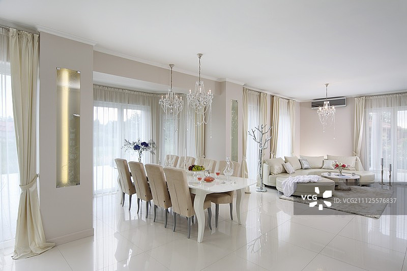 豪华白色室内设计，配有光面瓷砖地板、后现代风格餐桌和软垫椅子的餐厅组合、沙发组合图片素材