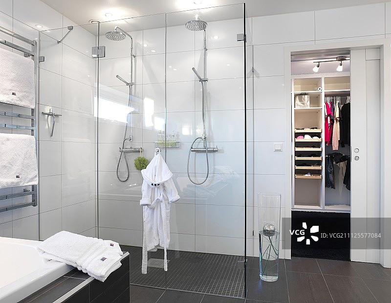 极简浴室玻璃隔断双人淋浴图片素材