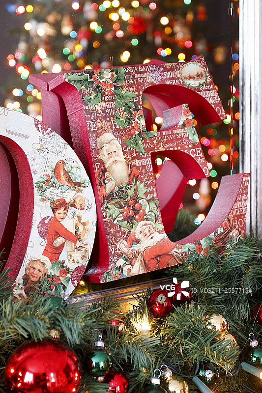 圣诞节装饰品，冷杉树枝和装饰字母图片素材