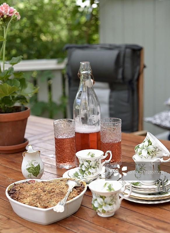 花园桌上的心形水果派和饮品图片素材