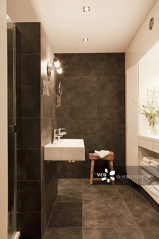 墙壁和地板采用灰色瓷砖的设计师浴室图片素材