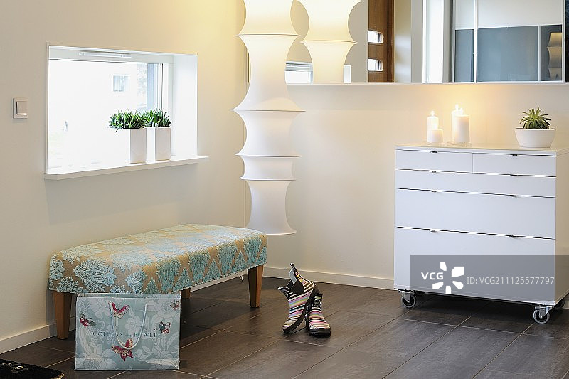 带有圆柱形灯罩的吊灯图片素材