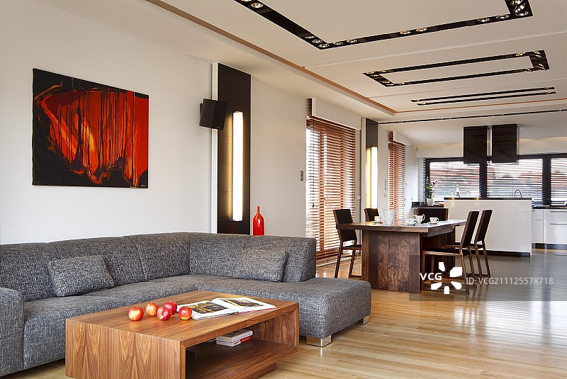 阁楼风格的休息区：灰色转角沙发和胡桃木咖啡桌图片素材