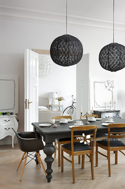 黑白色调的折衷主义优雅餐厅，具有时代氛围图片素材