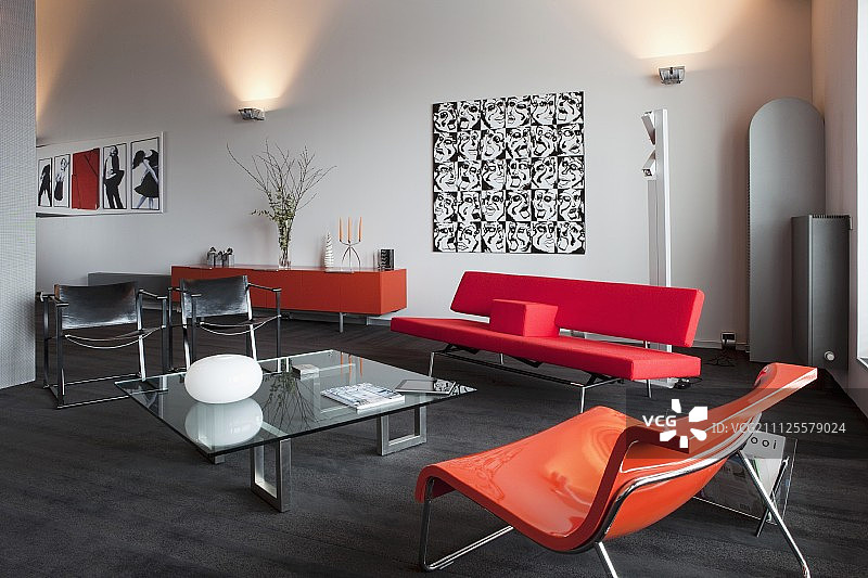 优雅的休息室，混合风格的座椅，大胆的色调，以及阁楼式室内背景中的壁灯图片素材