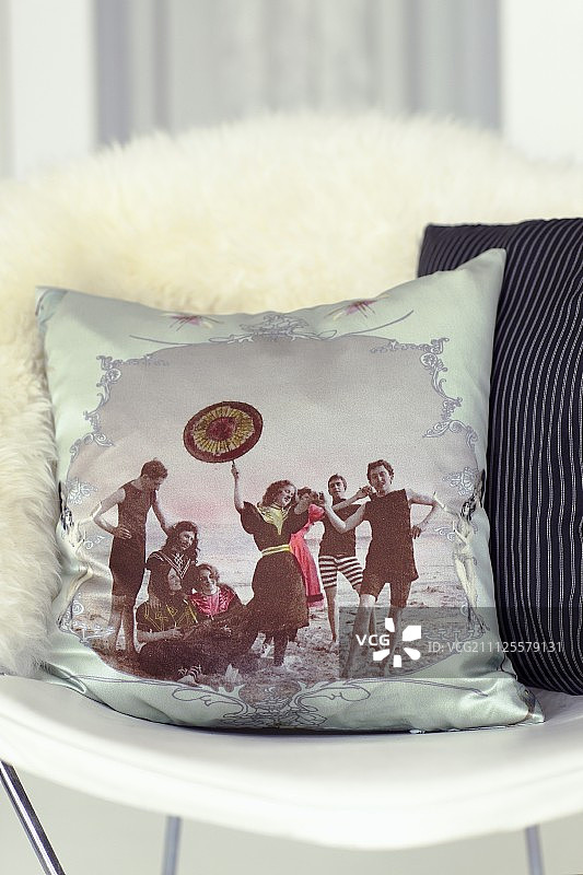 椅子上的复古印花散落靠垫图片素材