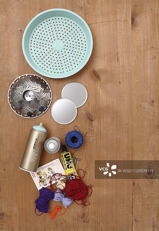用于制作墙壁装饰的材料：旧漏勺、彩色纱线、烛台、胶水图片素材