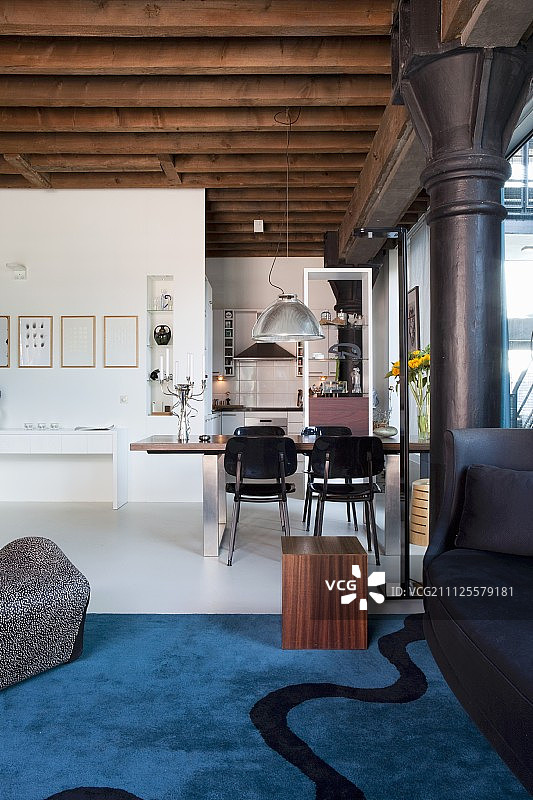 阁楼公寓用餐区内的设计师木制凳子图片素材