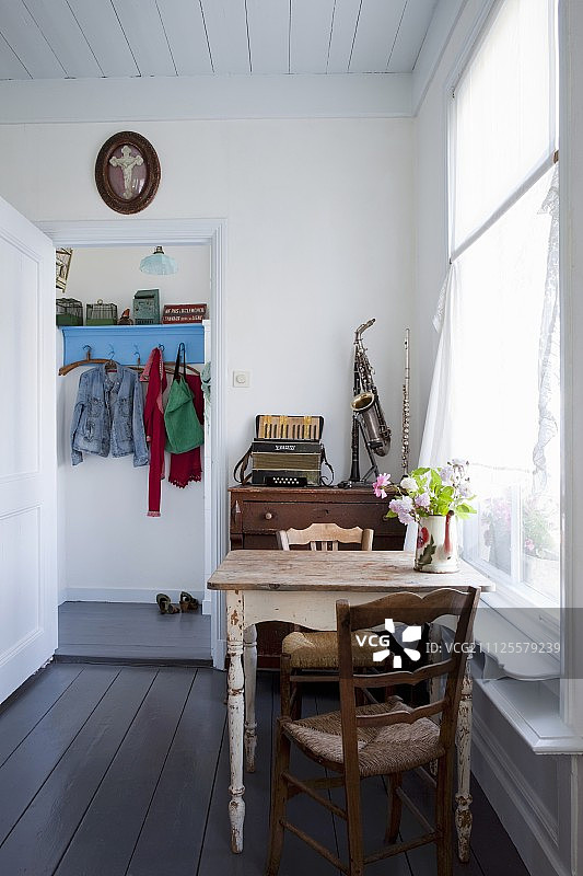 窗边乡村风格，背景是老式乐器的两人餐桌图片素材