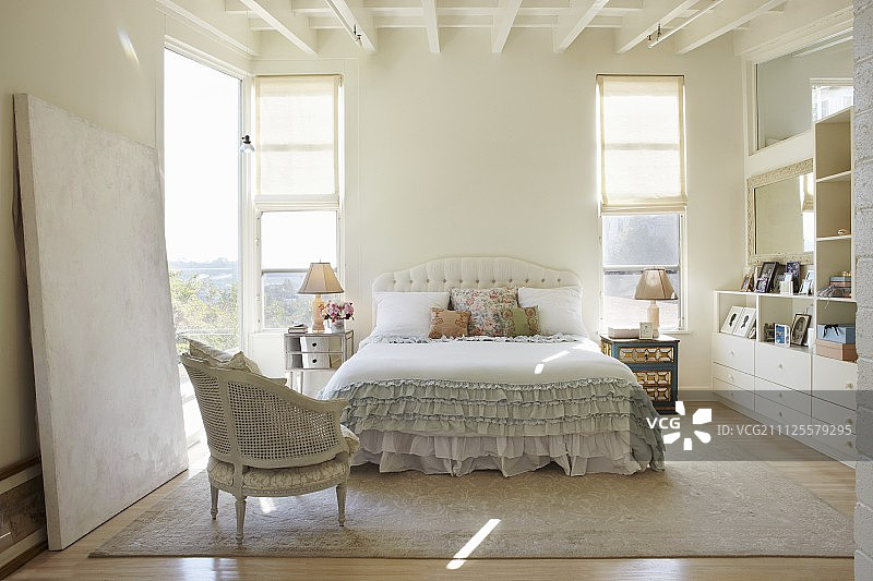 洛可可风格椅子，明亮卧室配白色木质天花板和褶皱床罩图片素材