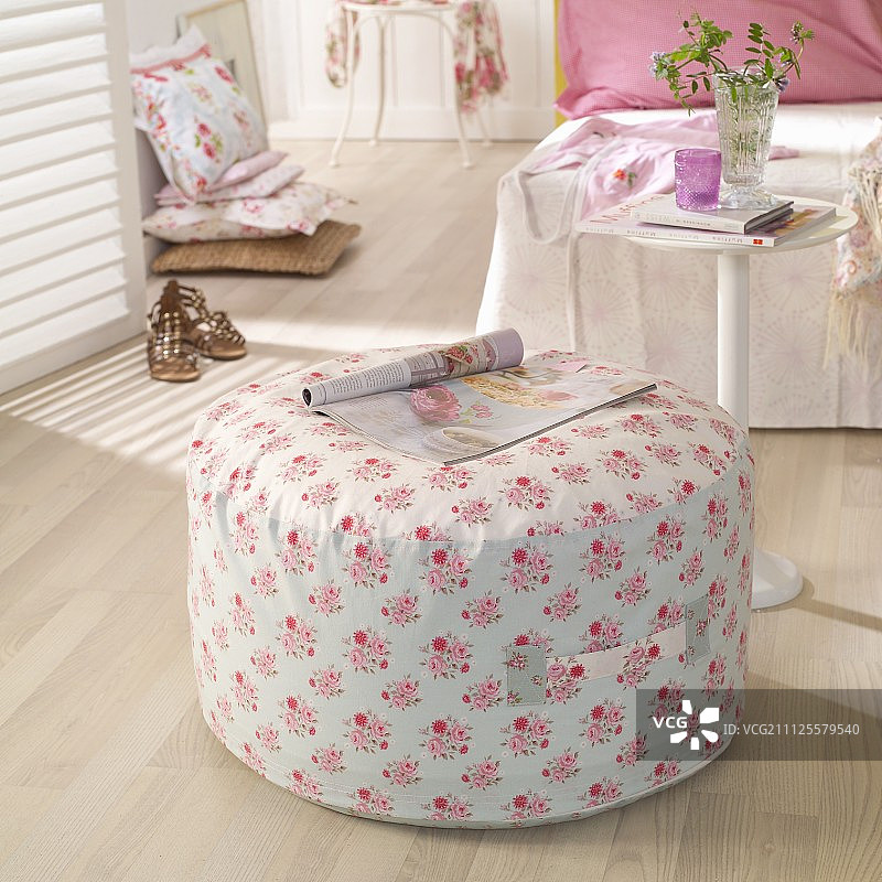 浪漫卧室里手工缝制花卉罩面的蒲团图片素材