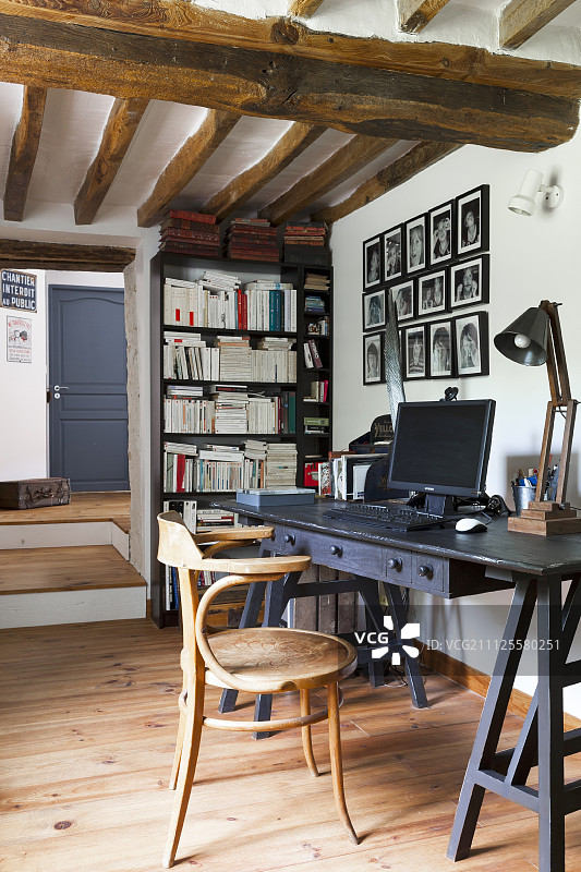 乡村风格室内黑色书桌上的Thonet扶手椅图片素材