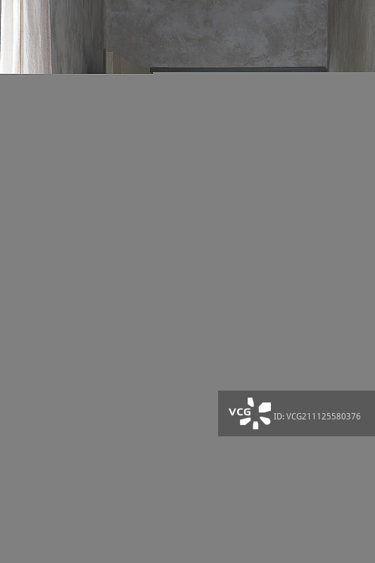 通往铺有瓷砖地板和赤陶盆的门厅的敞开的门图片素材