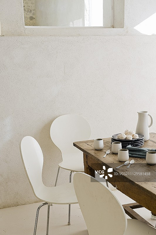 白色现代厨房中的乡村木制桌子图片素材